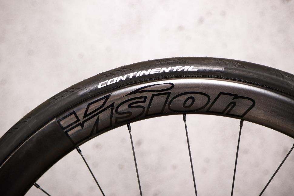 2022 Merida Scultura Team - tyre and rim.jpg