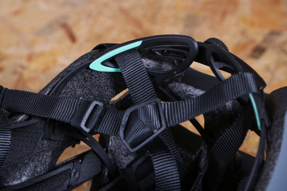 2022 Met Trenta 3K Carbon Mips - strap detail.jpg