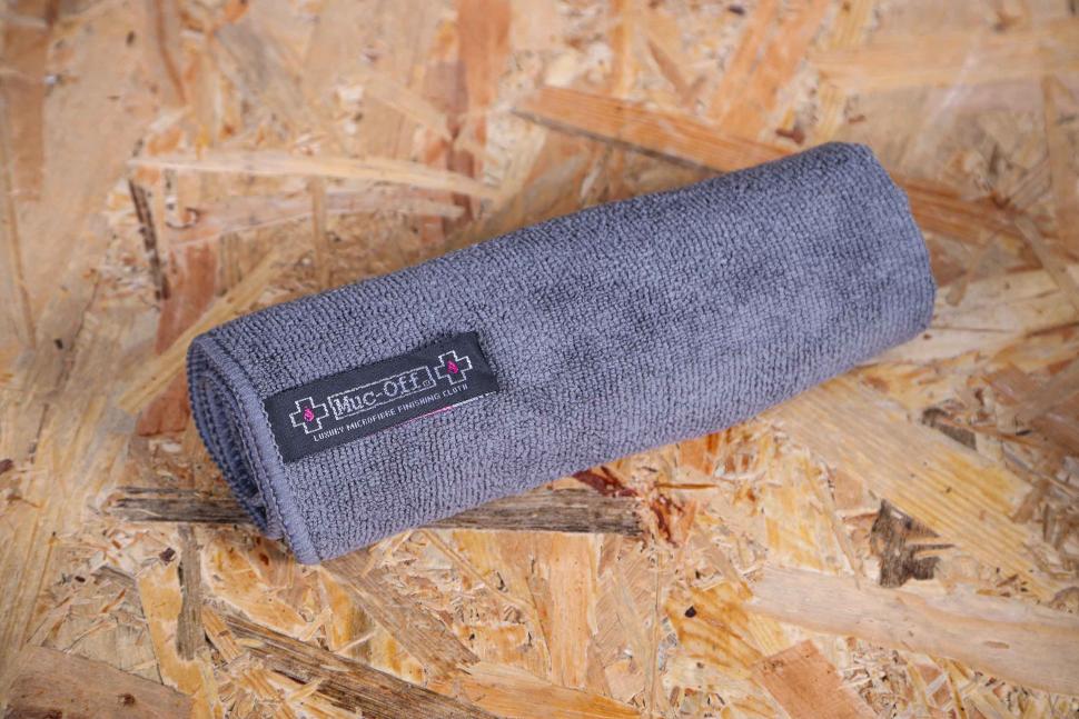 2022 Muc-Off Premium Bike Shoe Care Kit - cloth.jpg