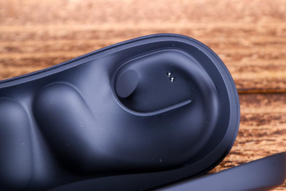 2022 Oladance Open Ear Headphones - case charging connector.jpg