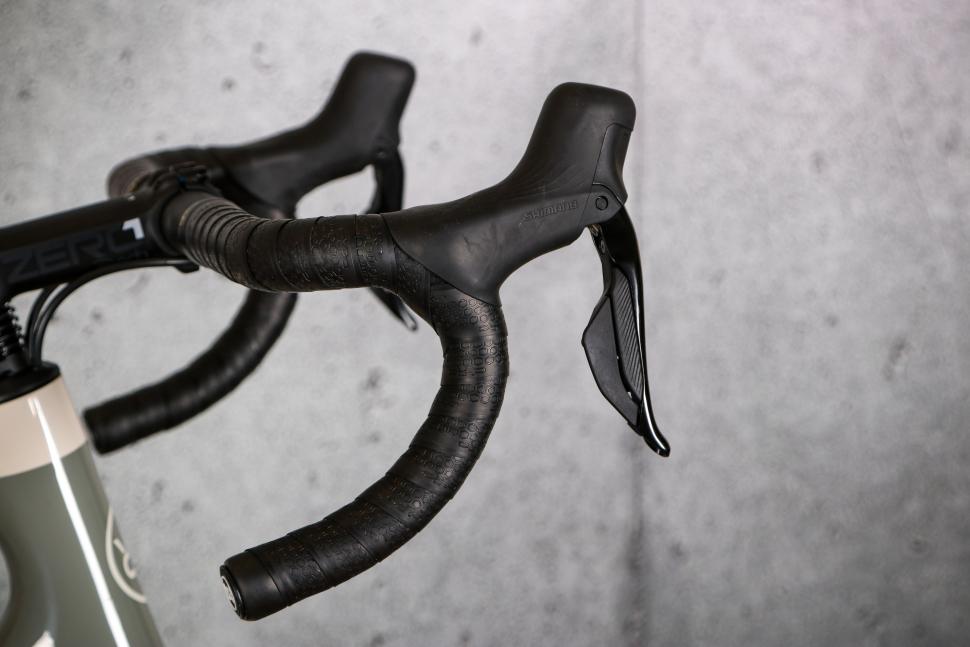 2022 Orro Terra C Shimano 105 Di2 - drop bar and lever.jpg