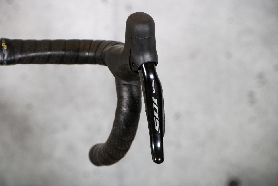 2022 Orro Terra C Shimano 105 Di2 - lever.jpg