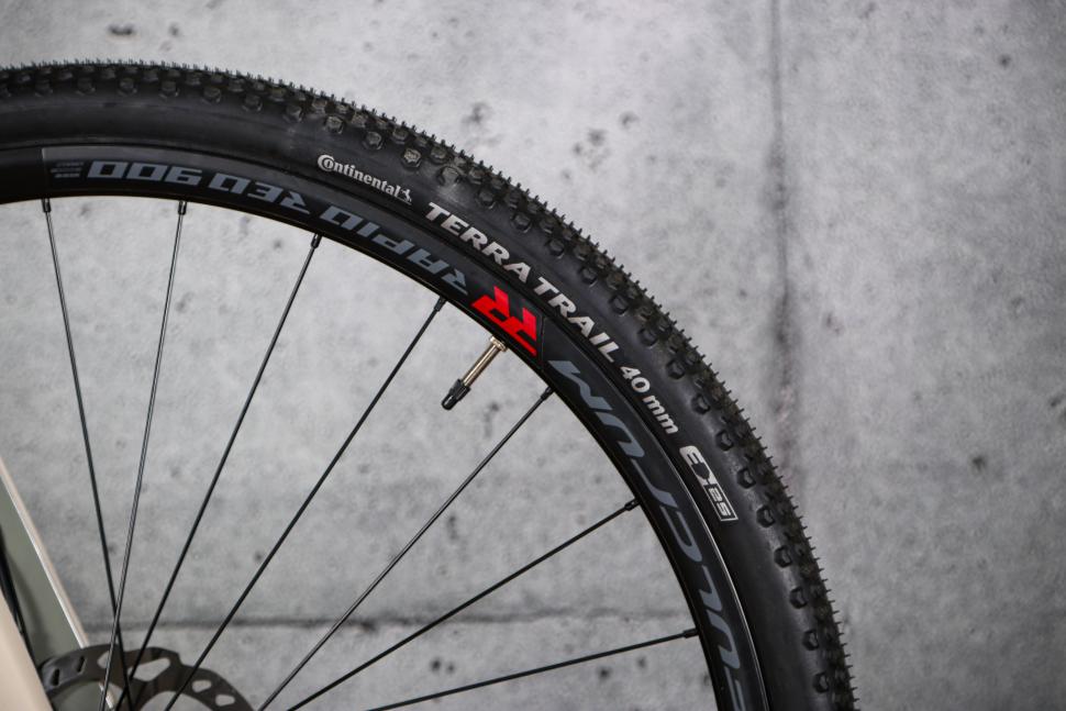 2022 Orro Terra C Shimano 105 Di2 - rim and tyre.jpg