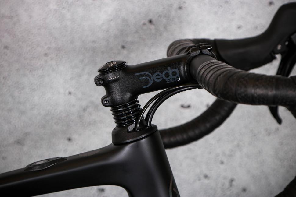 2022 Orro Terra E GRX600 E-Bike - stem and cable route.jpg