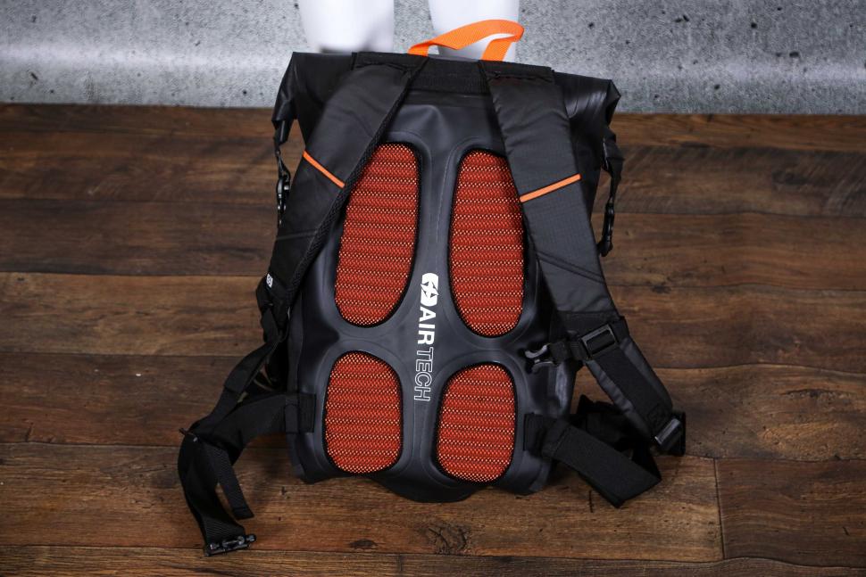2022 Oxford Aqua Evo 22L Backpack - back padding.jpg