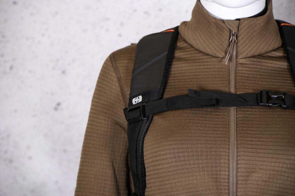 2022 Oxford Aqua Evo 22L Backpack - strap detail.jpg