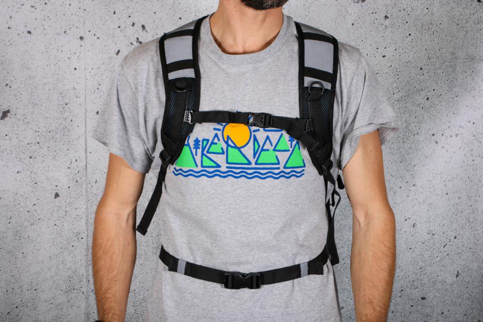 2022 Proviz REFLECT360 Cycling Backpack - straps.jpg