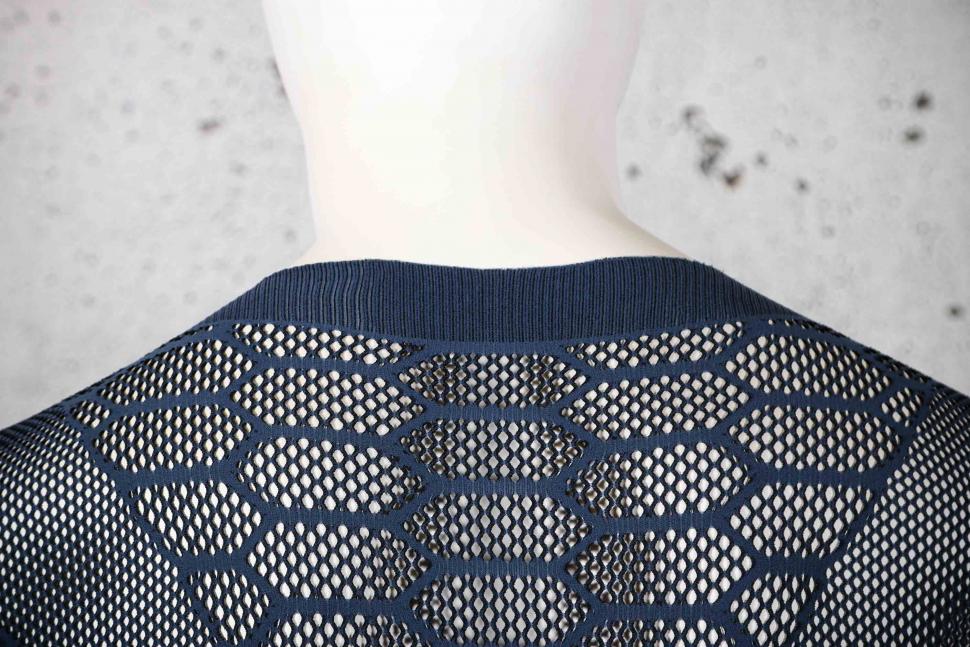 2022 Q36 5 Base Layer 2 Short Sleeve Blue Navy - collar back.jpg