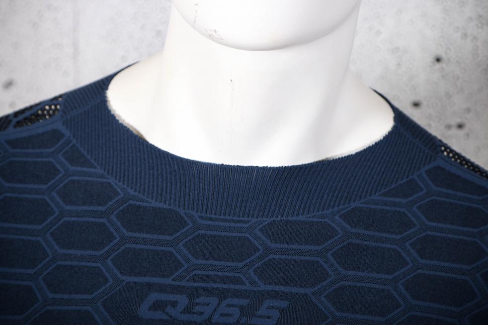 2022 Q36 5 Base Layer 2 Short Sleeve Blue Navy - collar.jpg