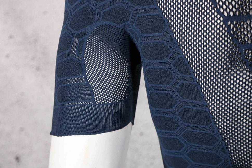 2022 Q36 5 Base Layer 2 Short Sleeve Blue Navy - cuff back.jpg