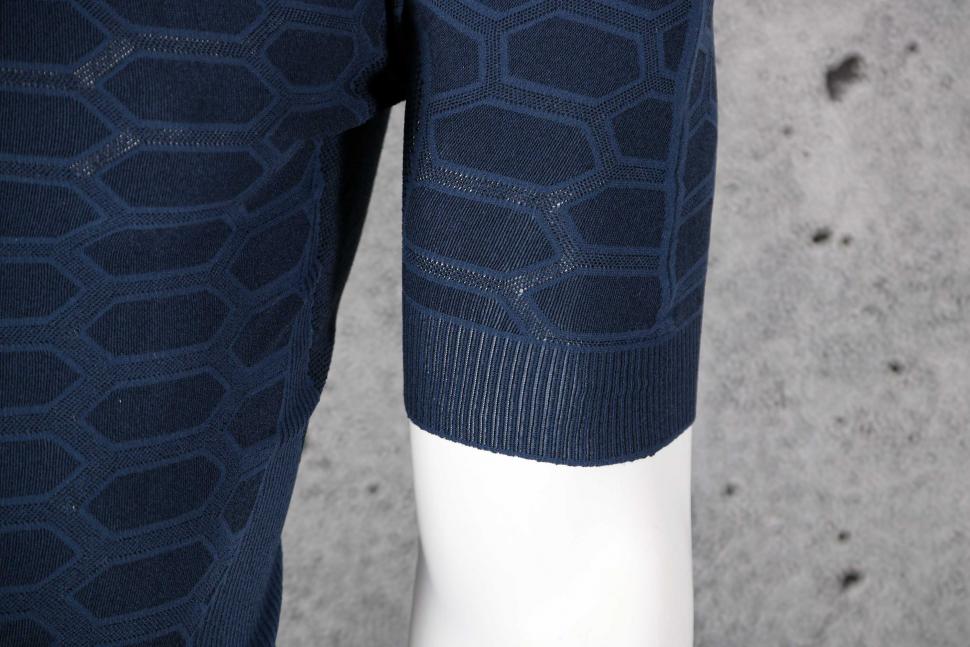 2022 Q36 5 Base Layer 2 Short Sleeve Blue Navy - cuff.jpg