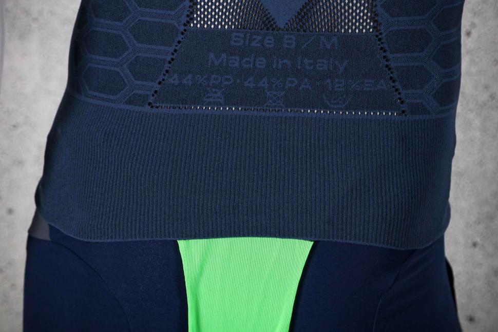 2022 Q36 5 Base Layer 2 Short Sleeve Blue Navy - hem back.jpg