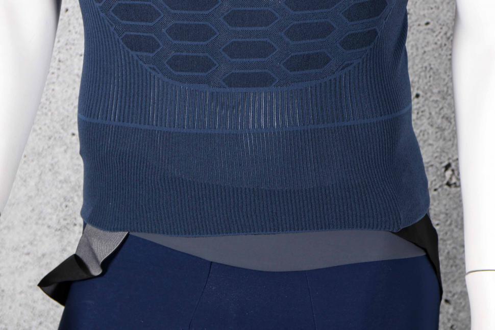 2022 Q36 5 Base Layer 2 Short Sleeve Blue Navy - hem.jpg