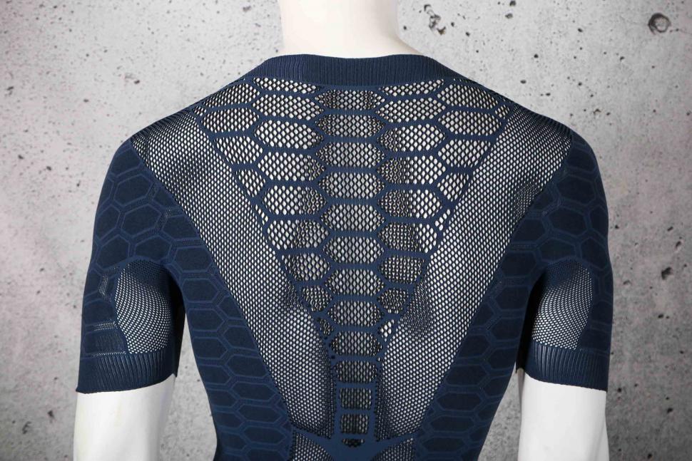 2022 Q36 5 Base Layer 2 Short Sleeve Blue Navy - shoulders.jpg