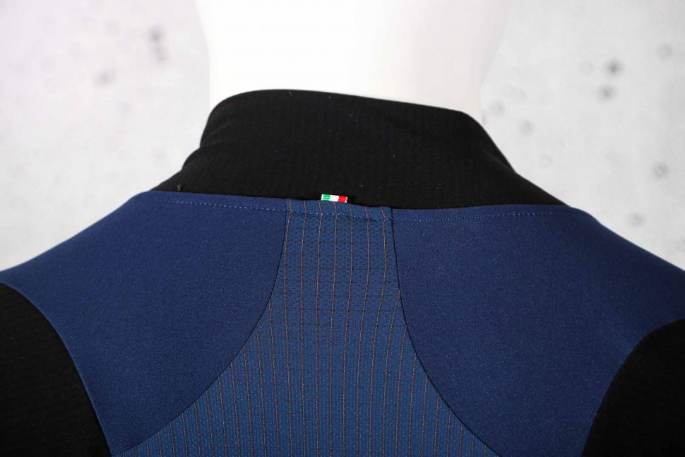 2022 Q36 5 Long sleeve Hybrid Que X Navy Blue - collar back.jpg