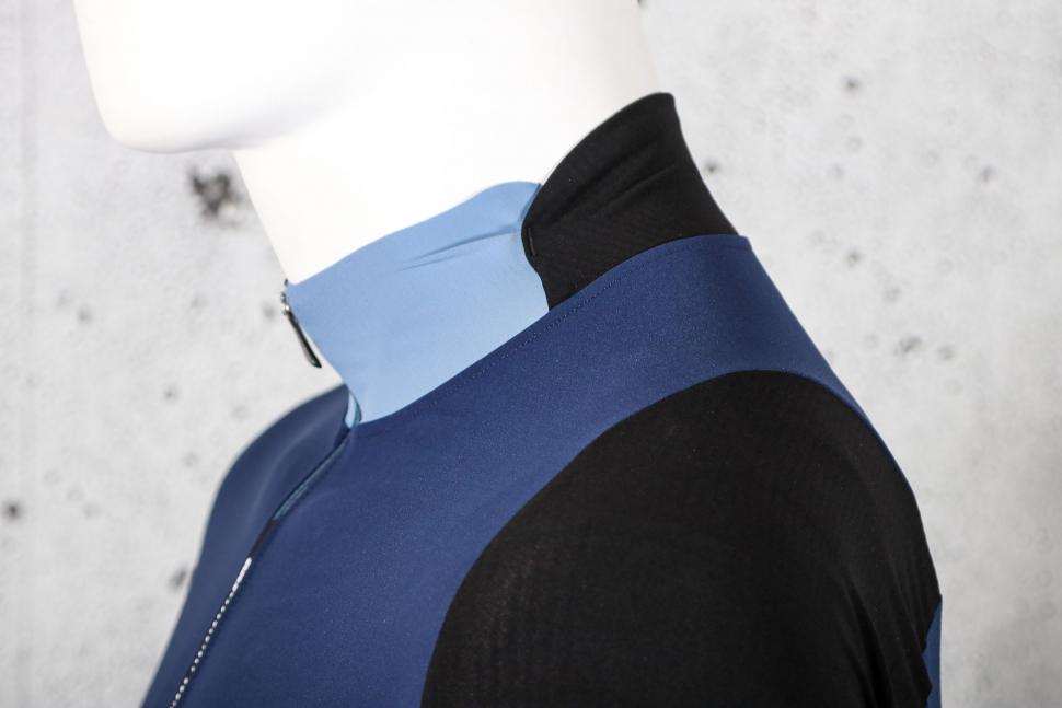 2022 Q36 5 Long sleeve Hybrid Que X Navy Blue - collar side.jpg