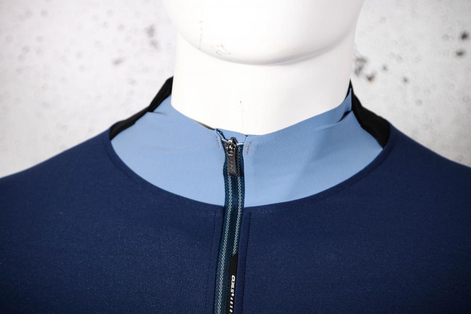 2022 Q36 5 Long sleeve Hybrid Que X Navy Blue - collar.jpg