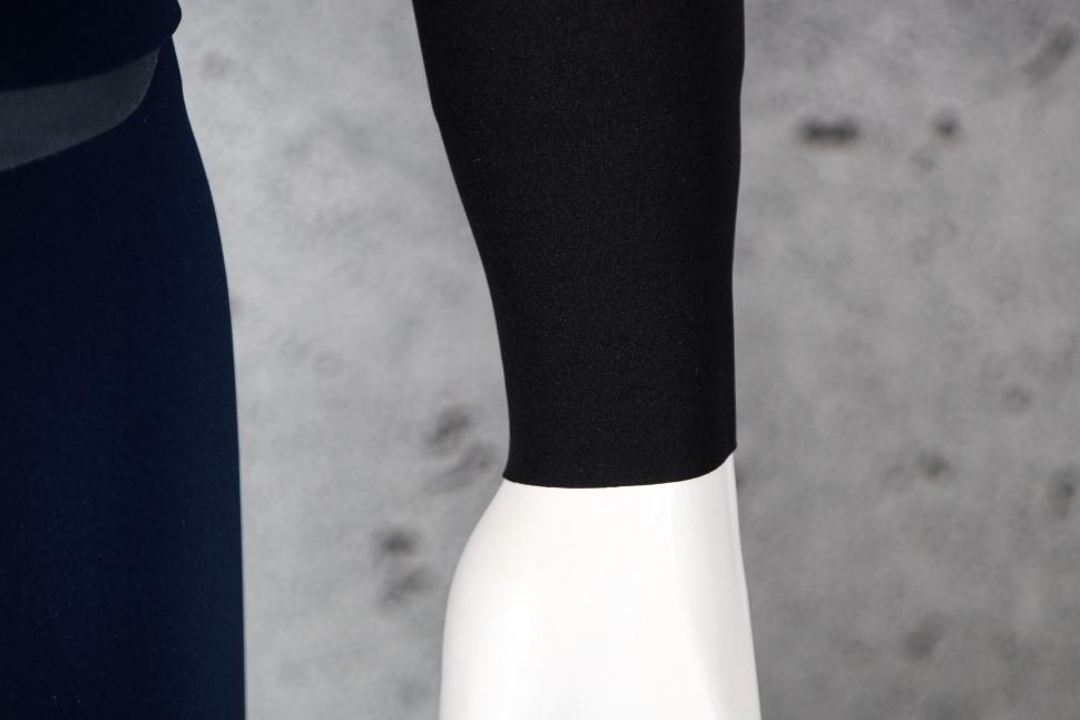 2022 Q36 5 Long sleeve Hybrid Que X Navy Blue - cuff.jpg