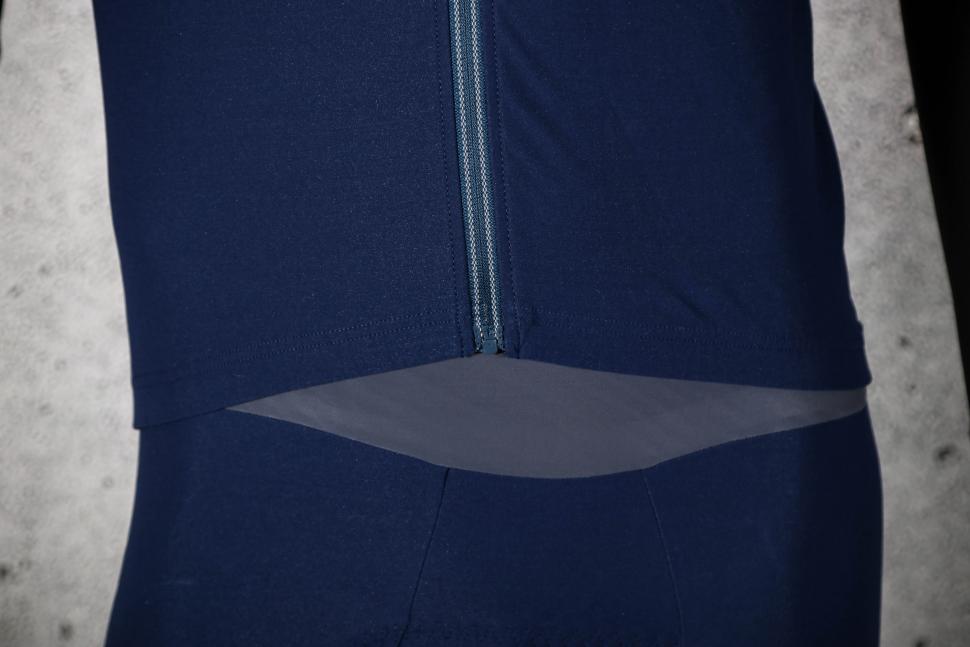 2022 Q36 5 Long sleeve Hybrid Que X Navy Blue - hem.jpg