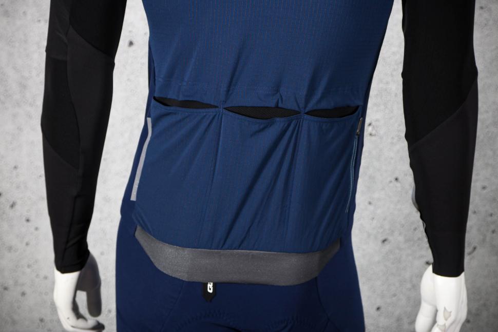 2022 Q36 5 Long sleeve Hybrid Que X Navy Blue - pockets.jpg