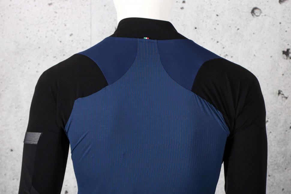 2022 Q36 5 Long sleeve Hybrid Que X Navy Blue - shoulders.jpg