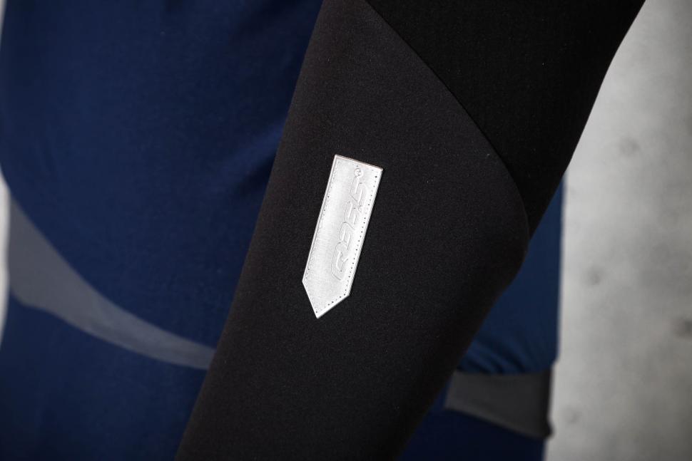 2022 Q36 5 Long sleeve Hybrid Que X Navy Blue - sleeve detail.jpg