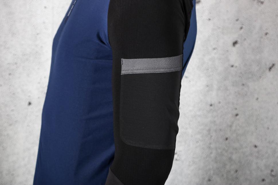 2022 Q36 5 Long sleeve Hybrid Que X Navy Blue - sleeve pocket.jpg