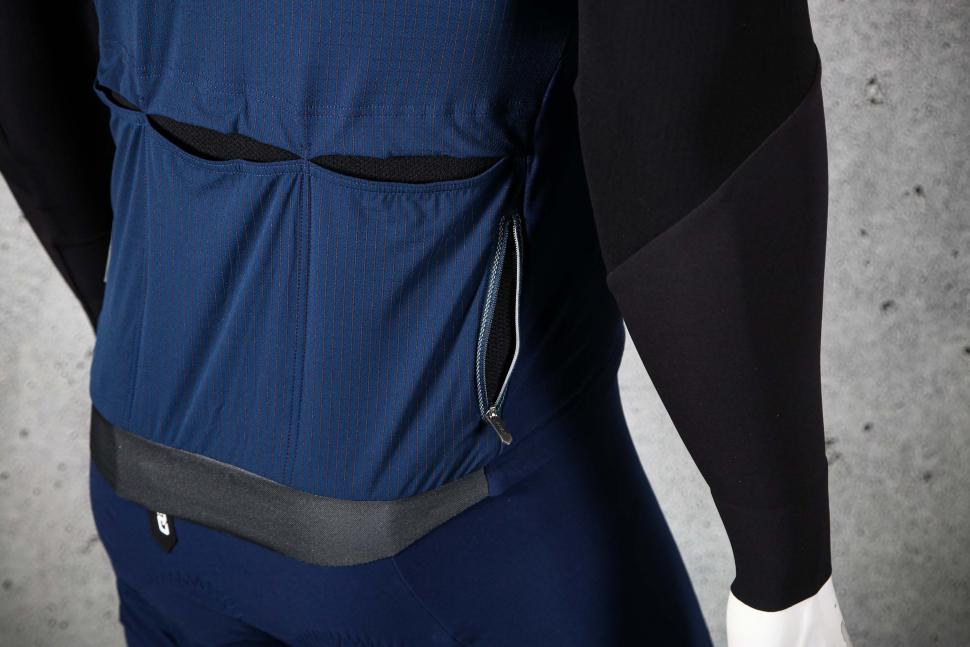 2022 Q36 5 Long sleeve Hybrid Que X Navy Blue - zip pocket.jpg