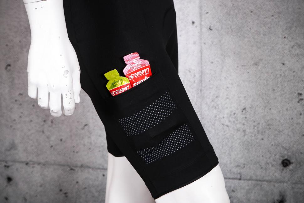 2022 Rapha Brevet Bib Shorts - pocket.jpg