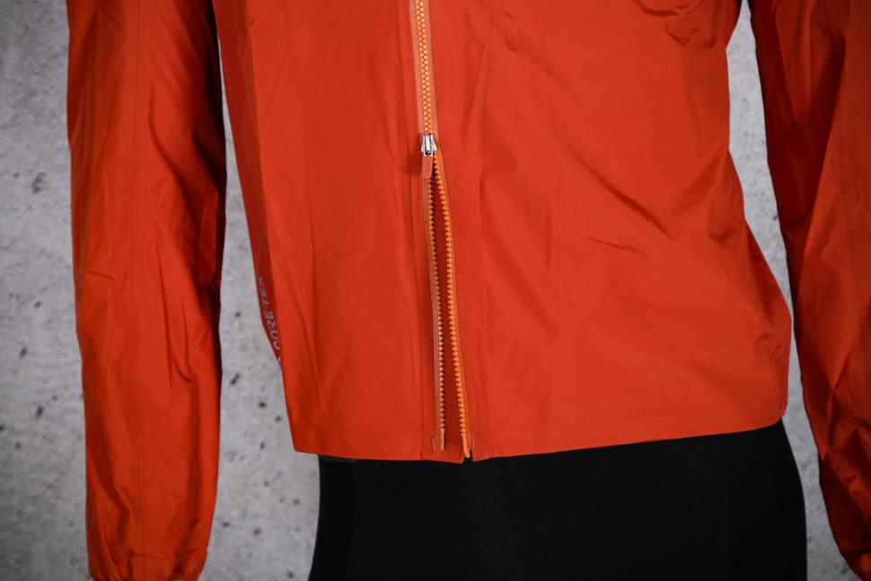 2022 Rapha Men's Brevet Gore-Tex Rain Jacket - zip.jpg
