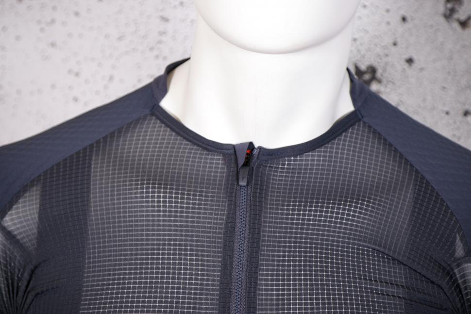 2022 Rapha Men's Pro Team Gravel Jersey - collar.jpg