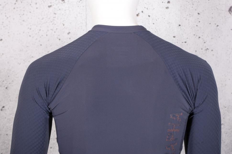 2022 Rapha Men's Pro Team Gravel Jersey - shoulders.jpg