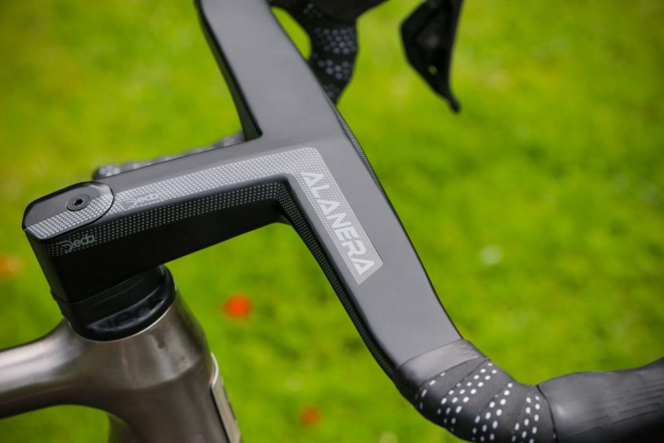 2022 Reilly FUSION AERO ROAD DISC - bars top.jpg