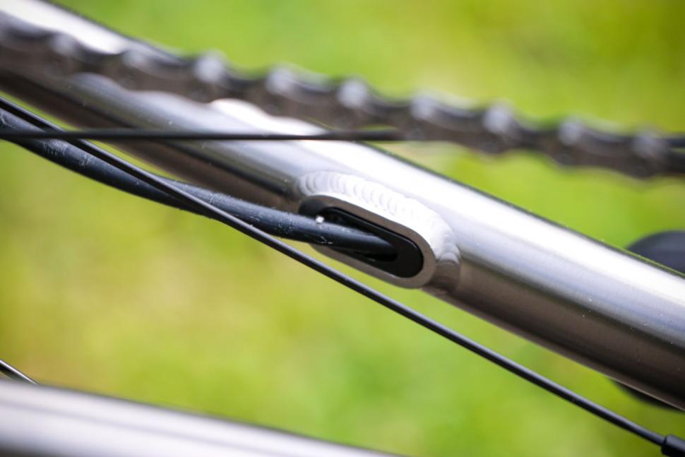 2022 Reilly FUSION AERO ROAD DISC - chain stay cable route.jpg