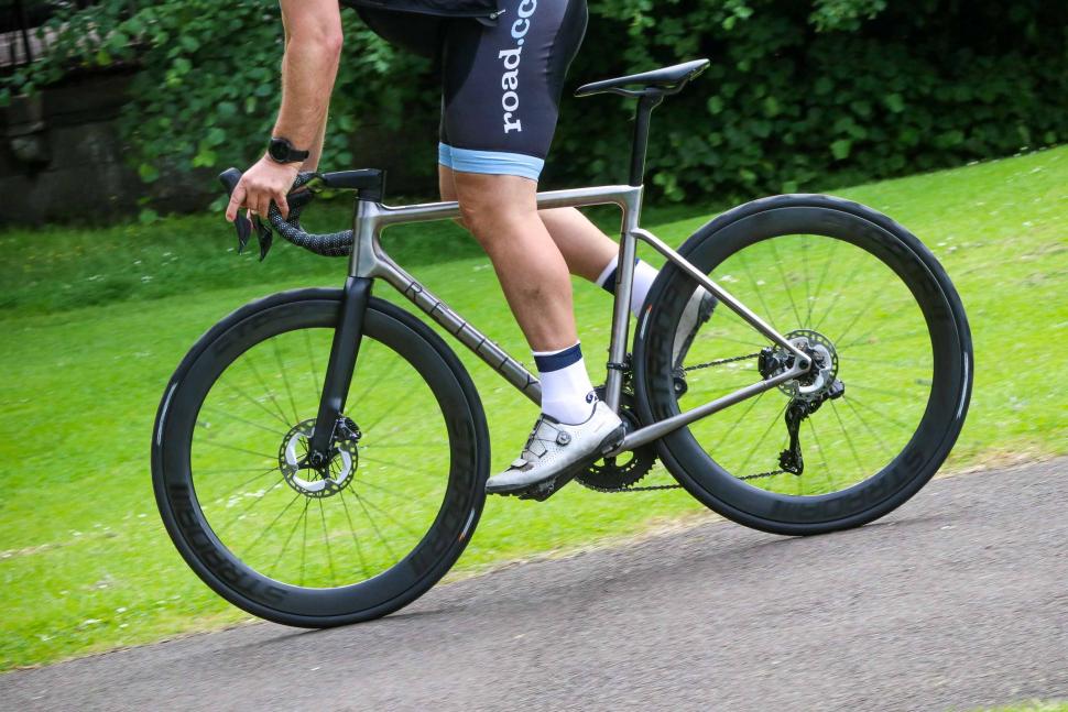2022 Reilly FUSION AERO ROAD DISC - riding 2.jpg