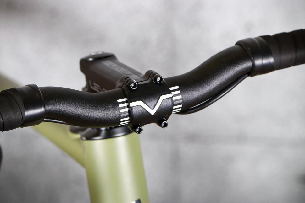 2022 Ribble Gravel ALe Sport SRAM Apex 1x - bars 2.jpg