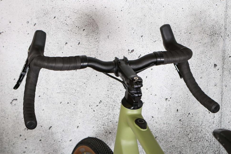 2022 Ribble Gravel ALe Sport SRAM Apex 1x - bars 3.jpg