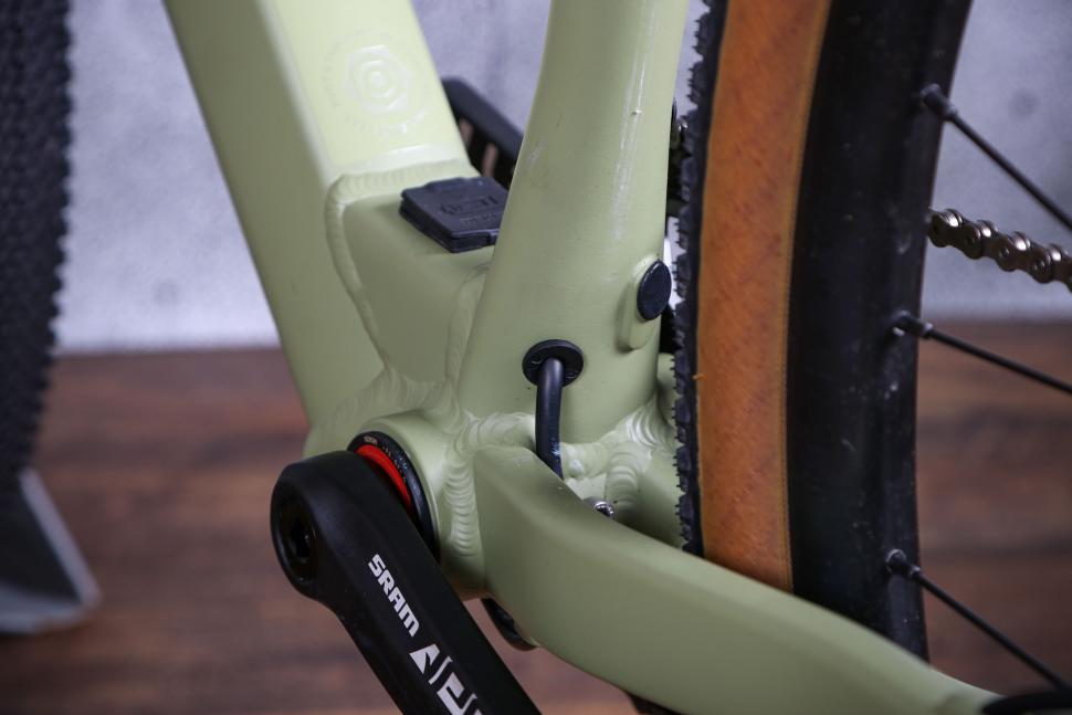 2022 Ribble Gravel ALe Sport SRAM Apex 1x - cable route.jpg