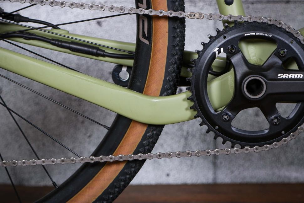 2022 Ribble Gravel ALe Sport SRAM Apex 1x - chain stay shape.jpg