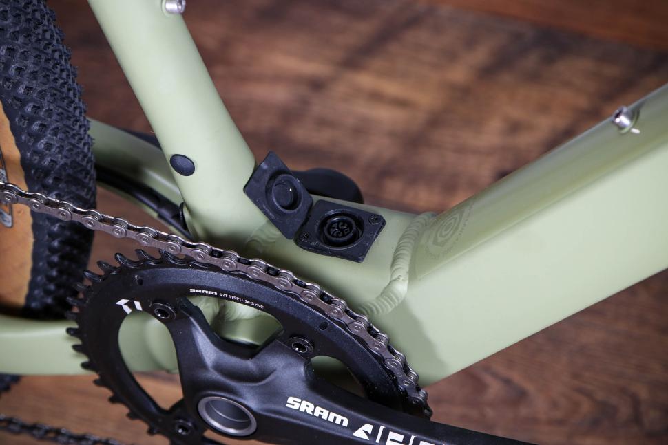 2022 Ribble Gravel ALe Sport SRAM Apex 1x - charging port.jpg