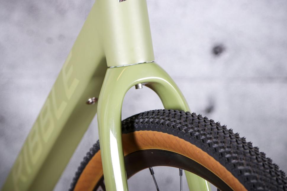 2022 Ribble Gravel ALe Sport SRAM Apex 1x - fork clearance.jpg