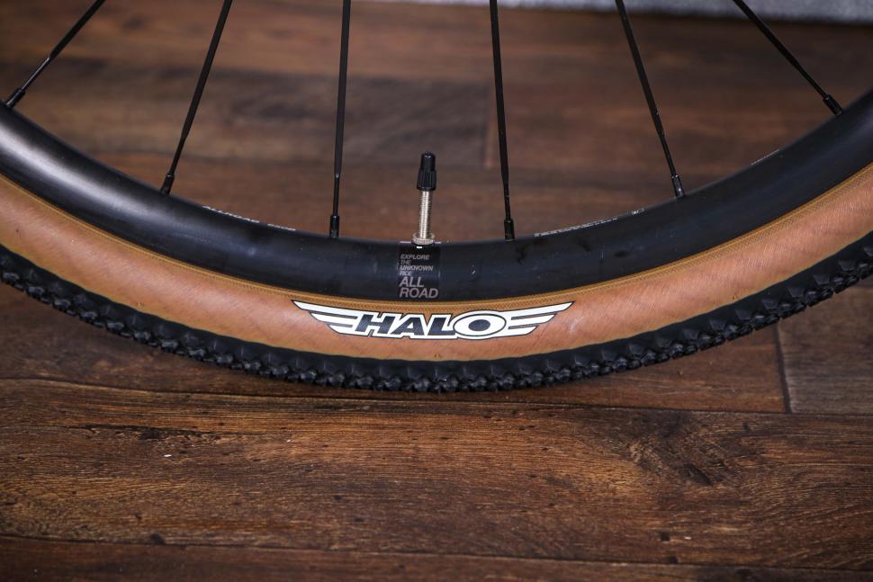 2022 Ribble Gravel ALe Sport SRAM Apex 1x - rim and tyre.jpg