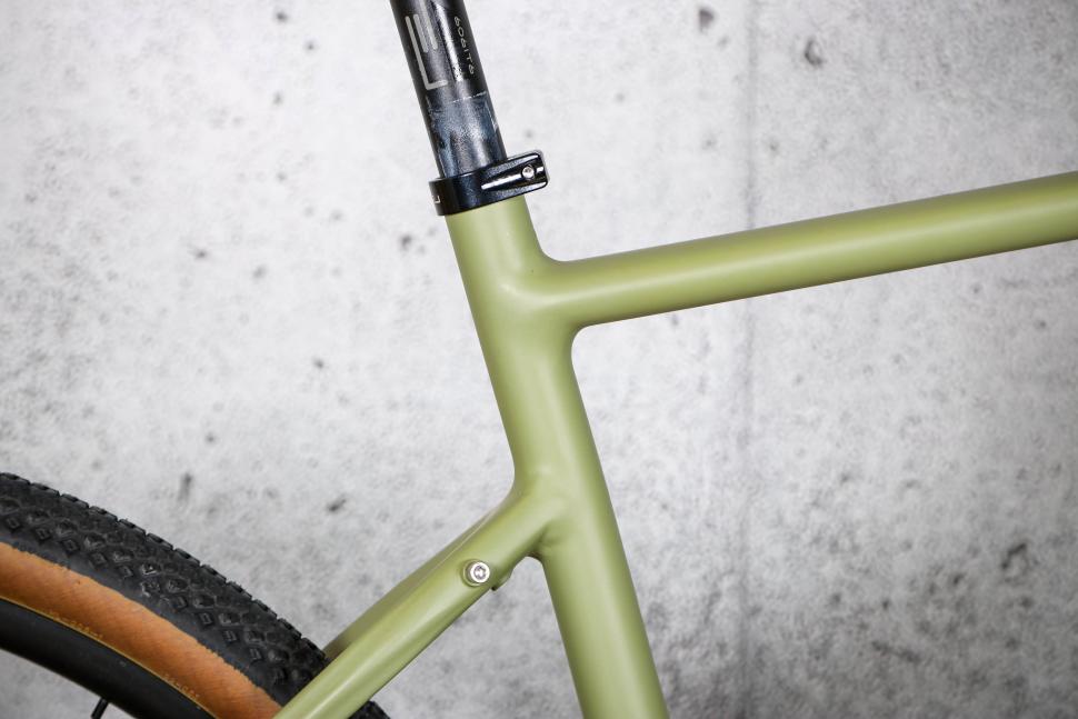 2022 Ribble Gravel ALe Sport SRAM Apex 1x - seat tube junction.jpg