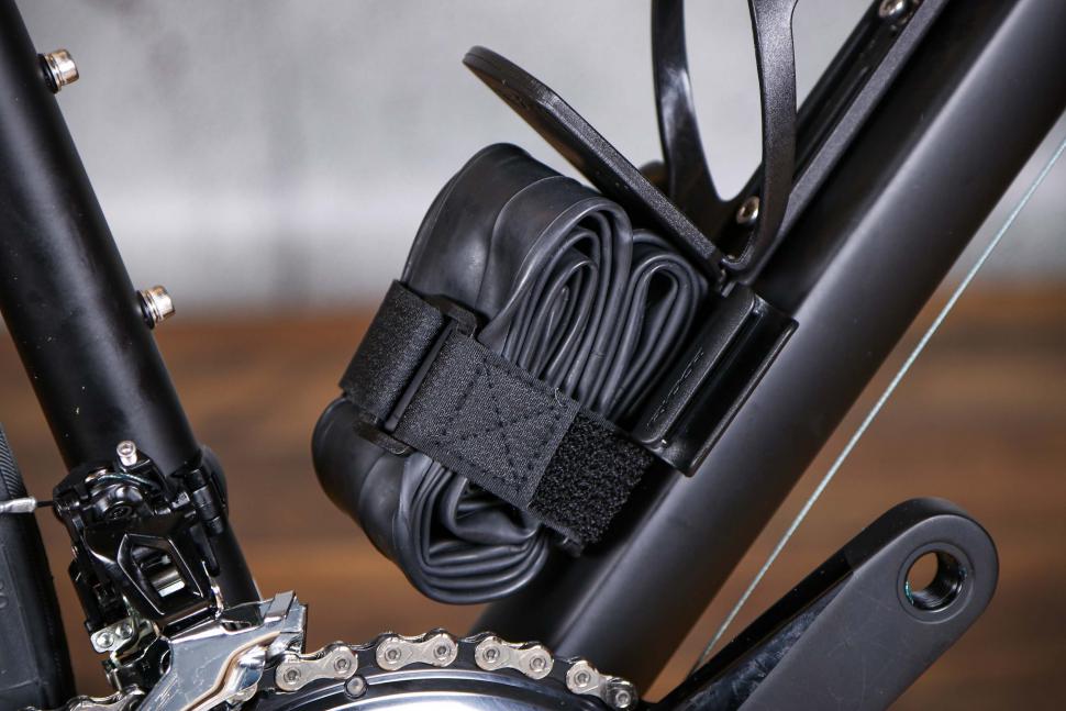 2022 Ryder Innovation Kinetic Cage - holding a tube.jpg