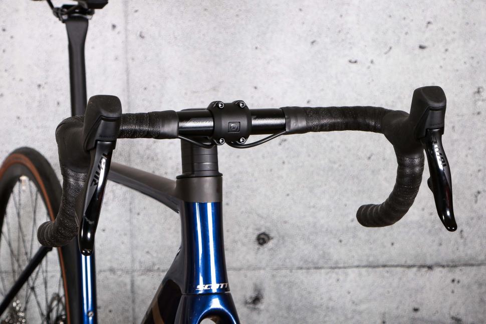 2022 Scott Addict 10 - bars 1.jpg