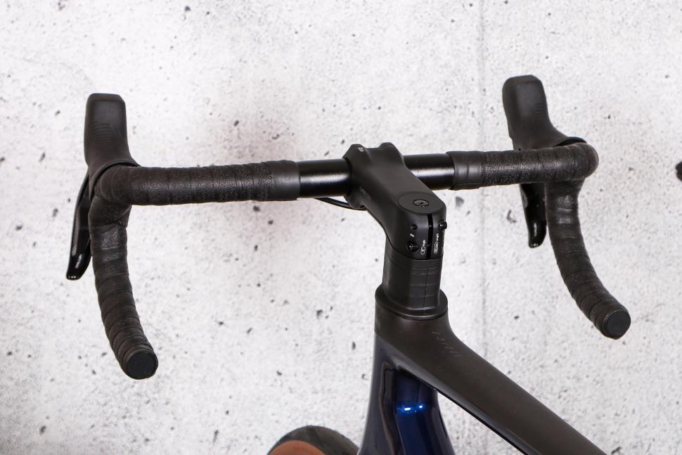 2022 Scott Addict 10 - bars 3.jpg
