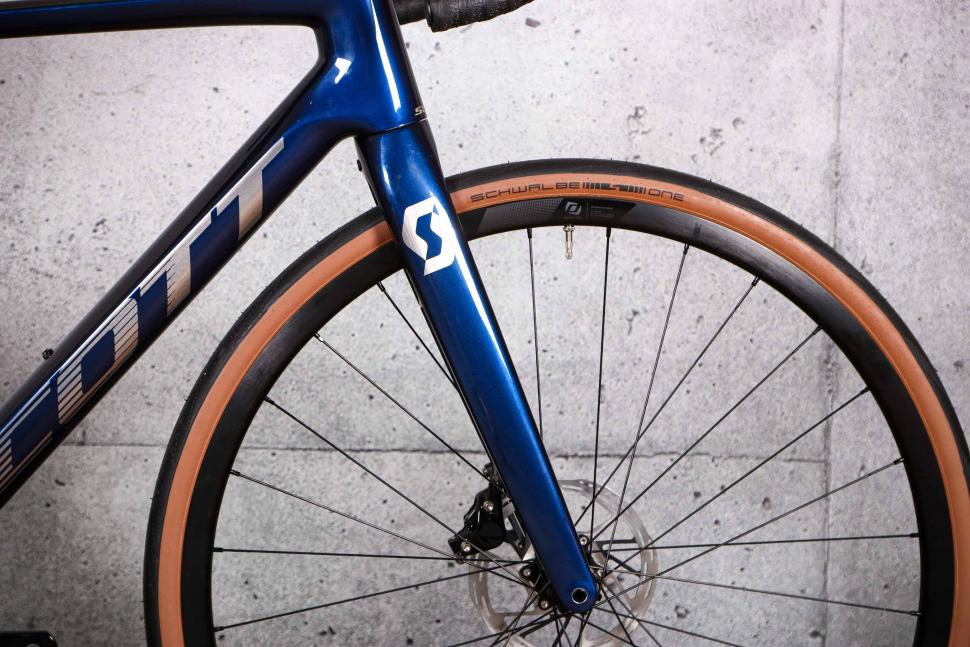 2022 Scott Addict 10 - fork.jpg