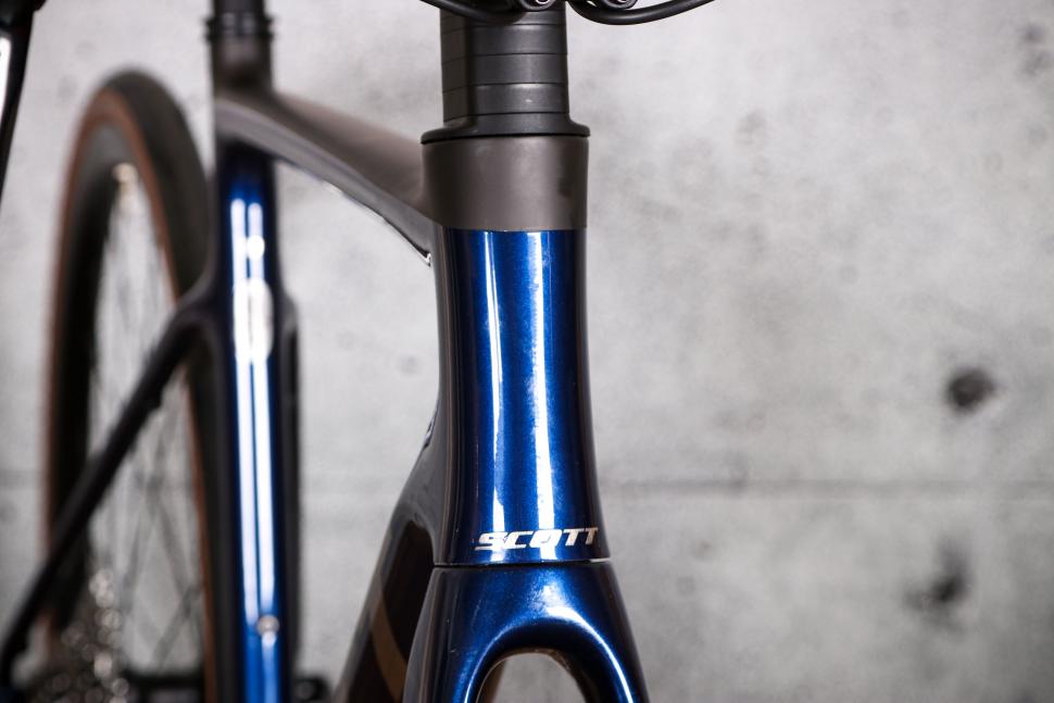 2022 Scott Addict 10 - head tube badge.jpg