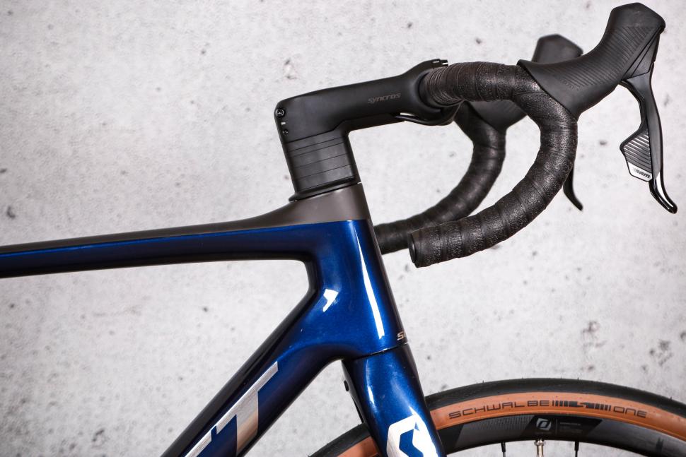 2022 Scott Addict 10 - head tube.jpg