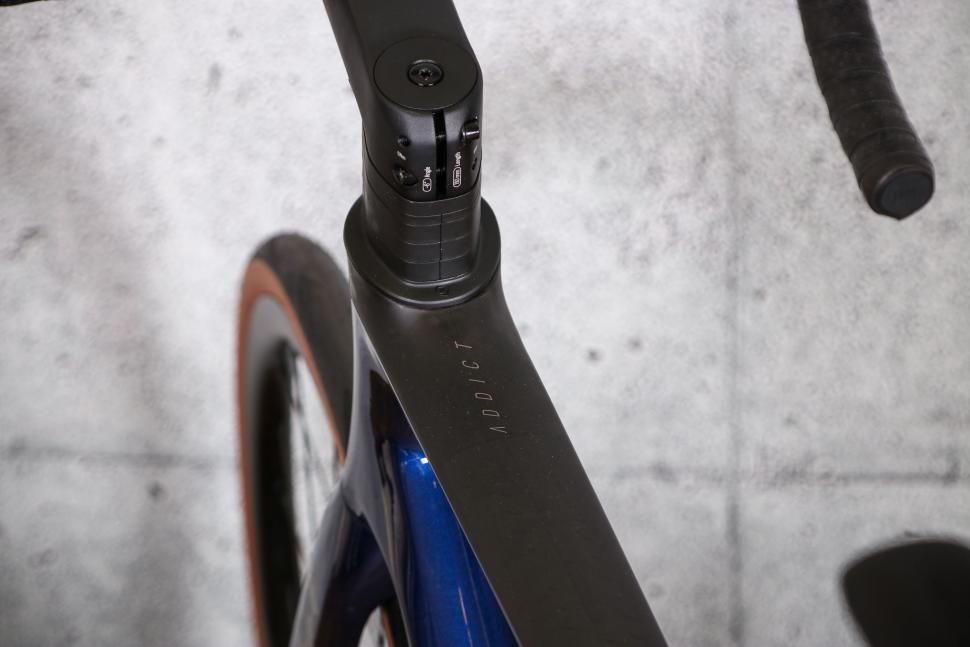 2022 Scott Addict 10 - top tube decal.jpg